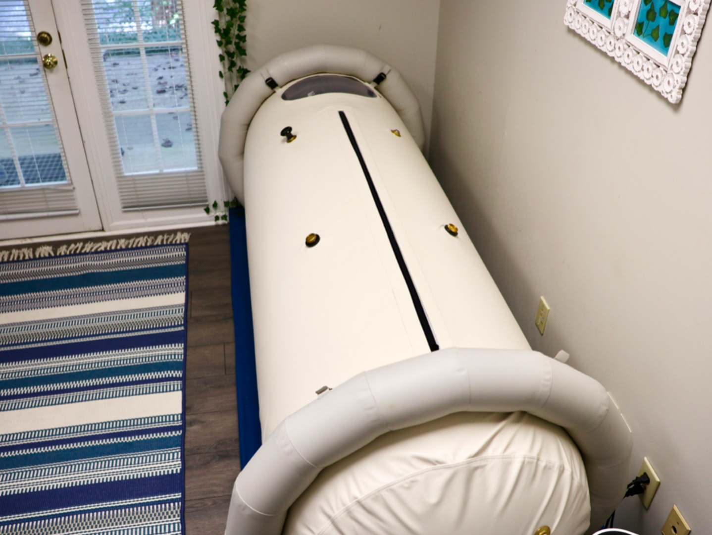 Inflatable hyperbaric chamber for medical treatment