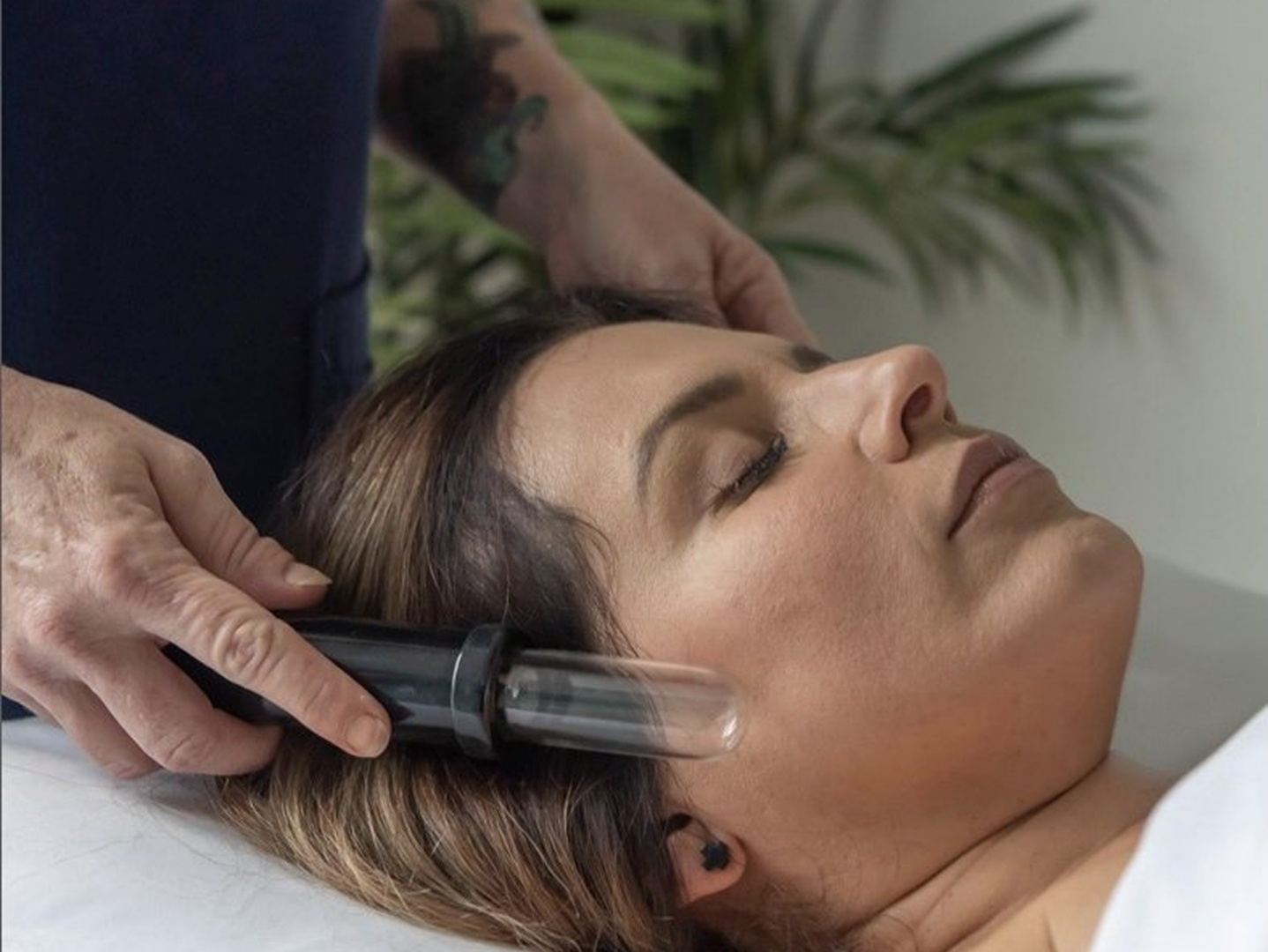 Relaxing head massage with glass device