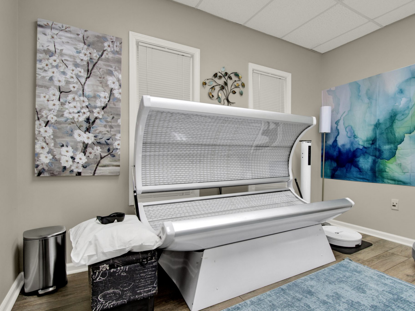 Spa room featuring a tanning bed