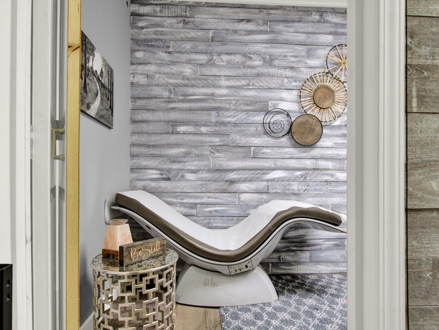 Spa room with modern decor